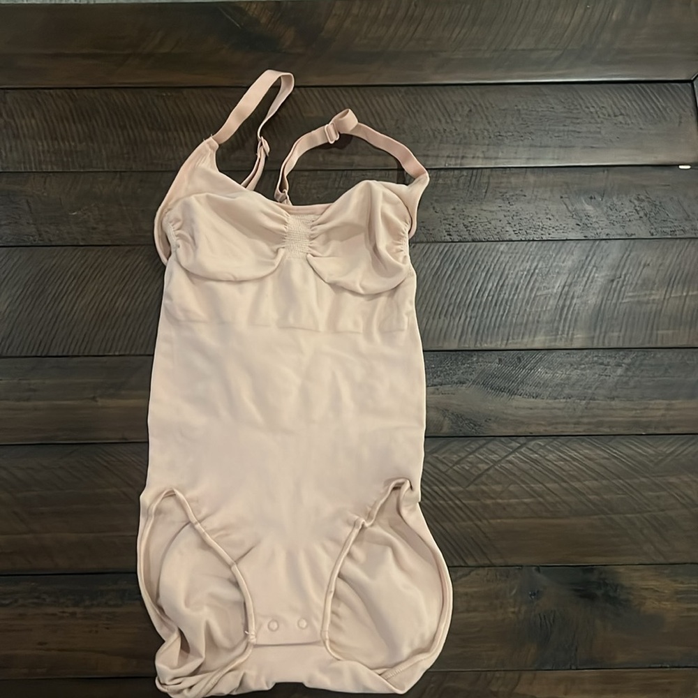 Skims Sculpting Bodysuit W. Snaps - Picture 11 of 11